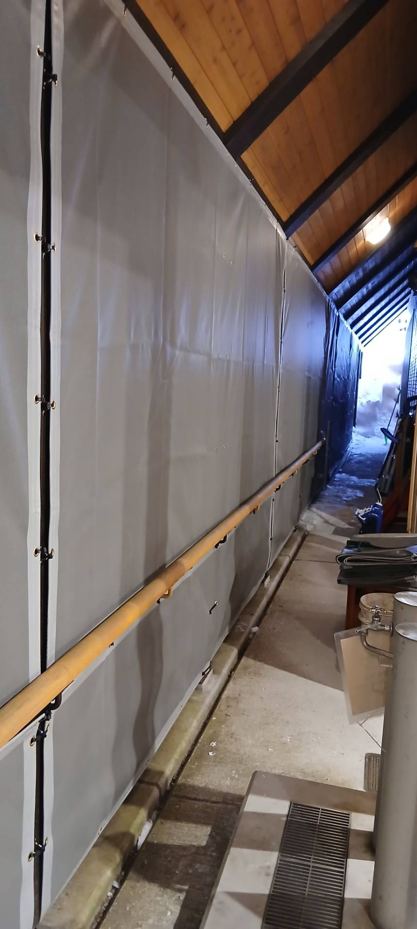 防風ネット設置中