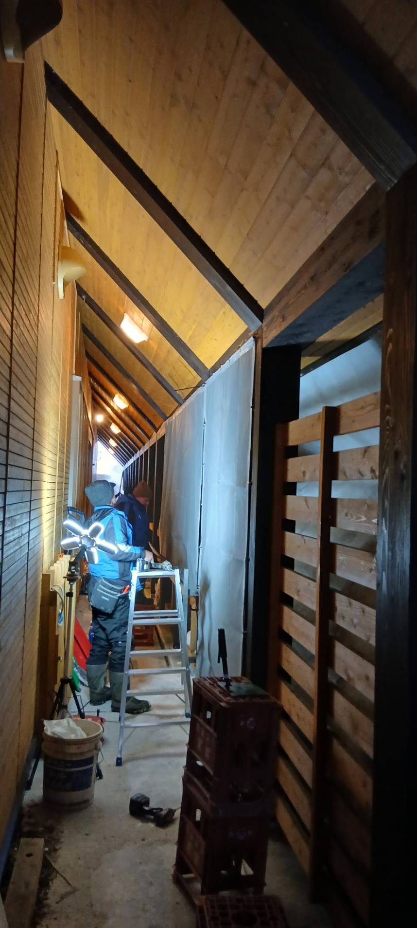 防風ネット設置中