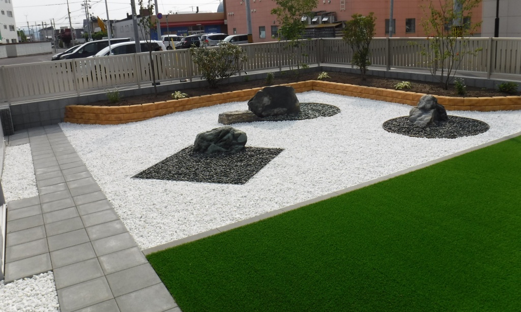 旭川市　外構　日本庭園　人工芝生　花壇　ﾊﾝﾃﾞｨカムイ