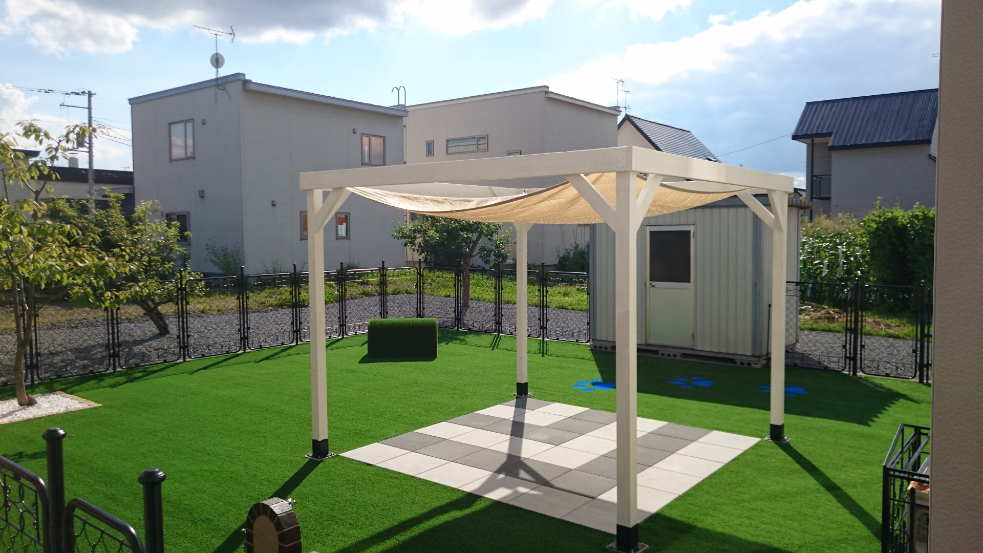 旭川市　外構　人工芝生　ﾊﾟｰｺﾞﾗ　ｺﾝｸﾘｰﾄ平板　足跡
