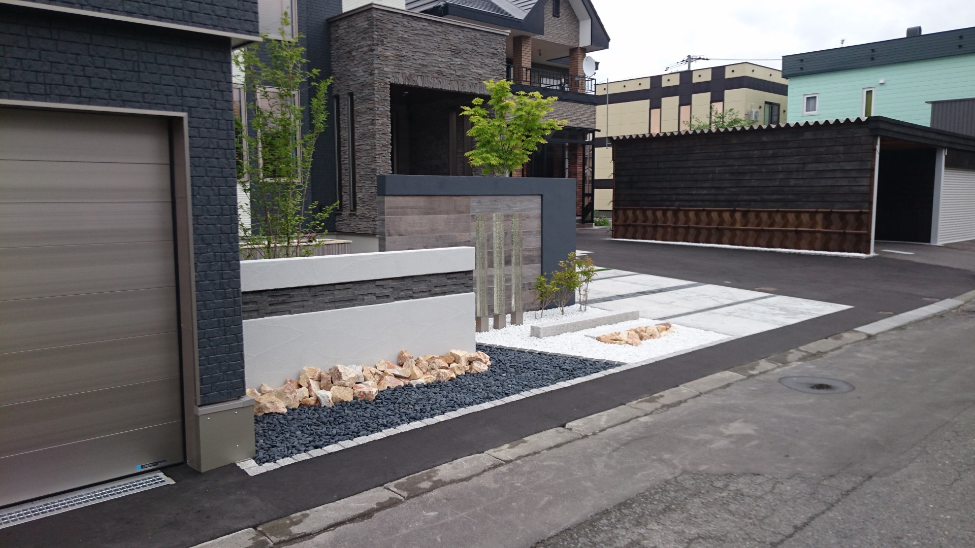 旭川市　外構　アプローチ　門柱　インゴット　LED