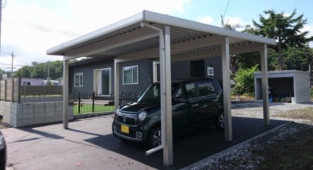 旭川市 外構 カーポート アイアンフェンス 樹脂フェンス 人工芝生 旭川市 外構 カーポト アイアンフェンス 樹脂フェンス 人工芝生