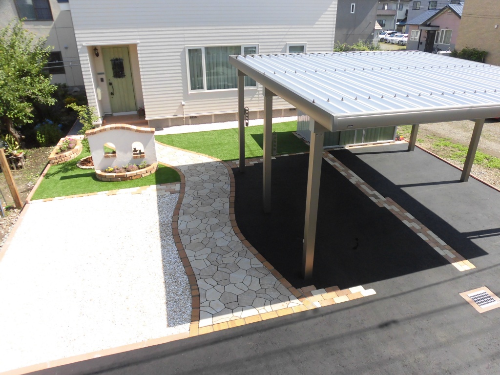 旭川市　外構　カーポート　アプローチ　門柱　物置　人工芝生　花壇