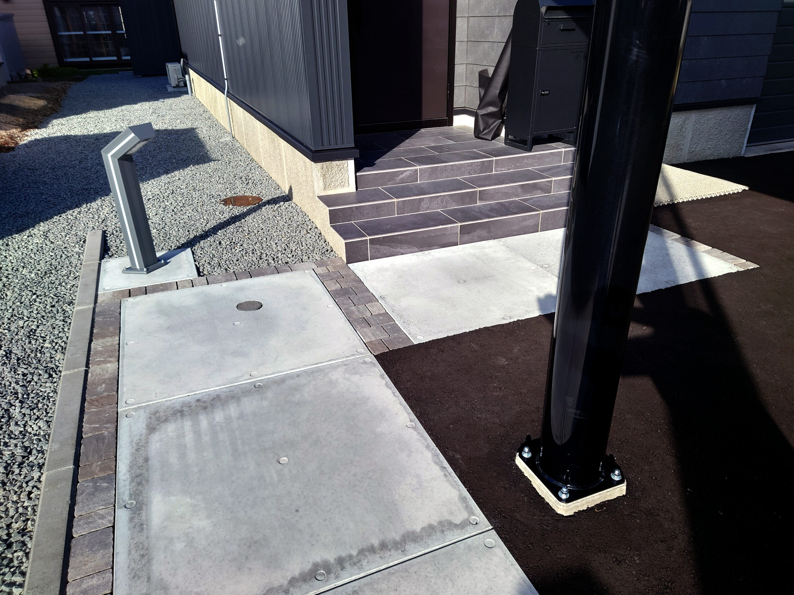 アプローチ脇のソーラーライト