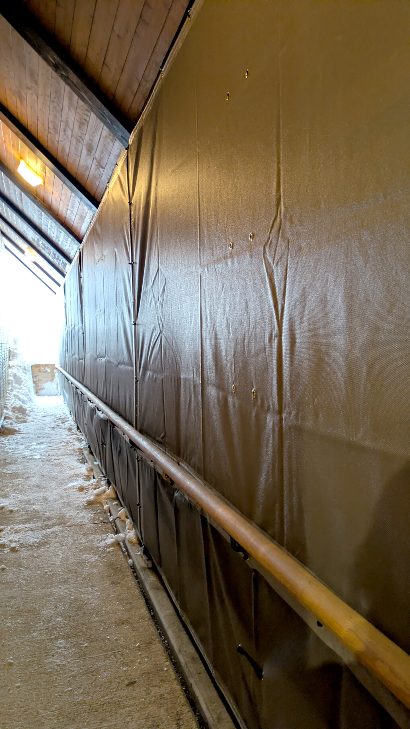 防風ネット設置中